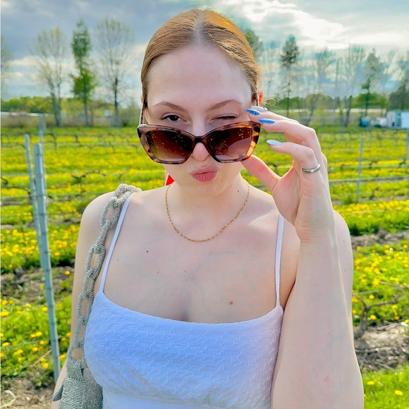 Meet your Posher, Magalie - Picture 1 of 2